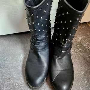LISTED IN ERROR AS FRYE.  Studded Boots, Sz  10.  NWOT Worn once